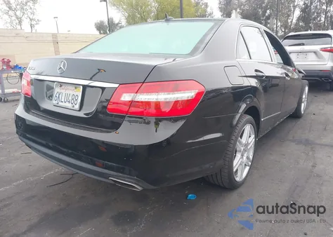 2010 Mercedes-Benz E 550 z USA, uszkodzony, nr VIN WDDHF7CB6AA045680